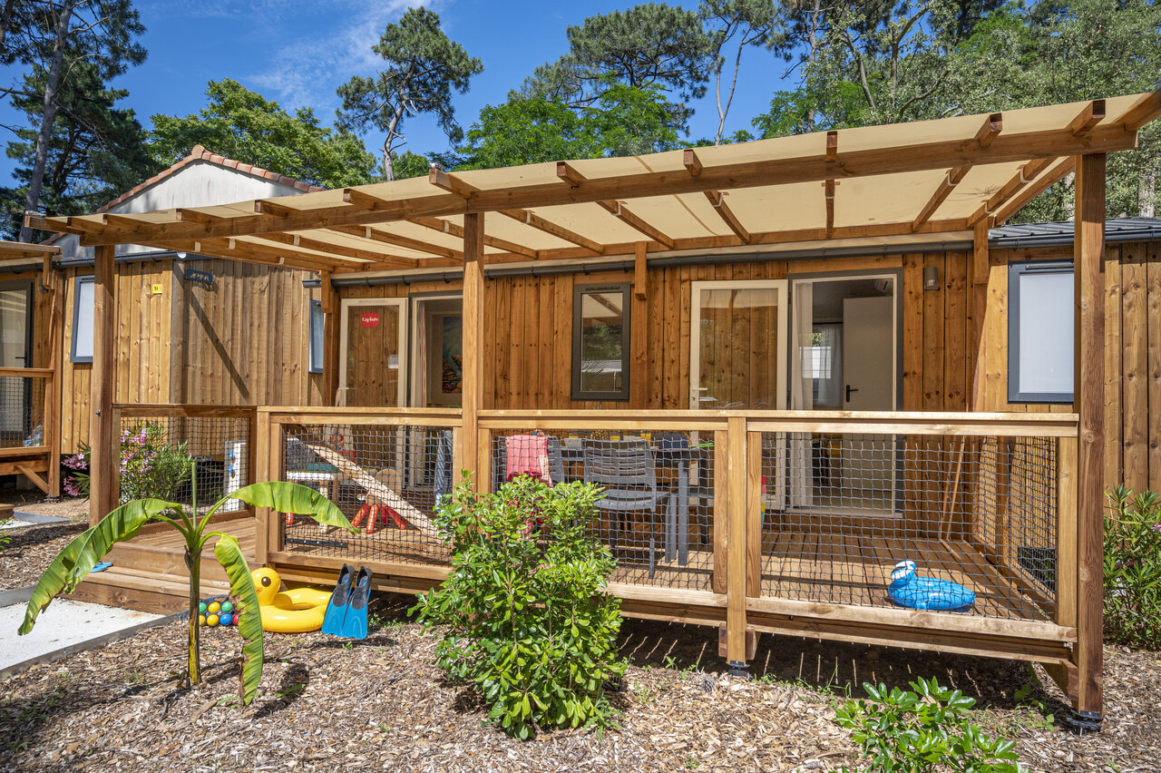 Wooden mobile home accommodation, covered terrace, CAPFUN Ecureuils JARD SUR MER (85).