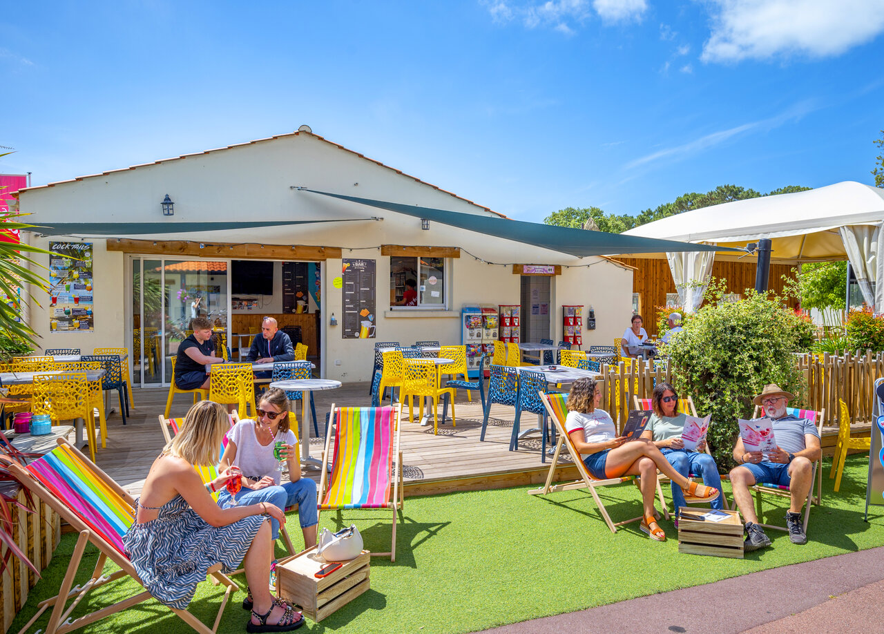 Bar and outdoor terrace with deckchairs at CAPFUN Ecureuils JARD SUR MER.