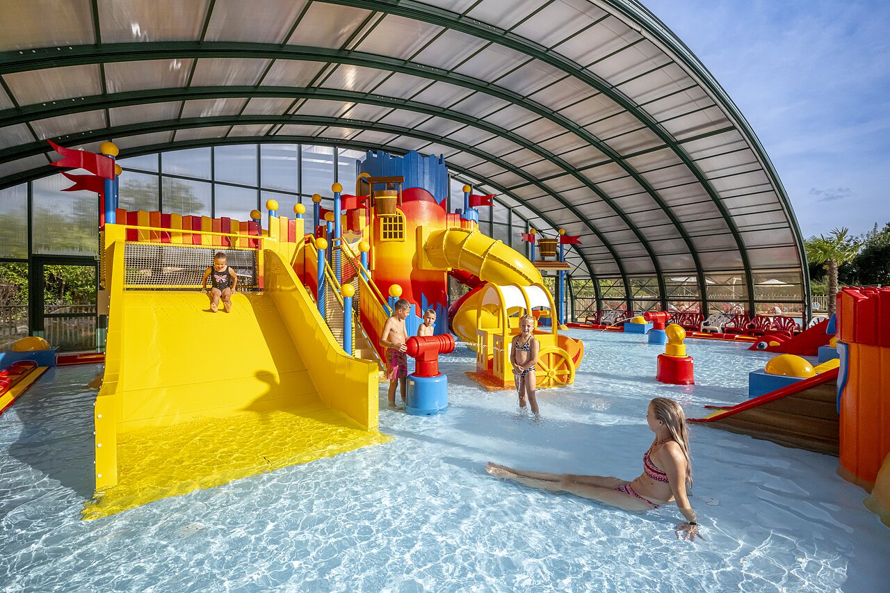 Covered water park with slides, water games at CAPFUN Eibernest campsite in Eibergen.