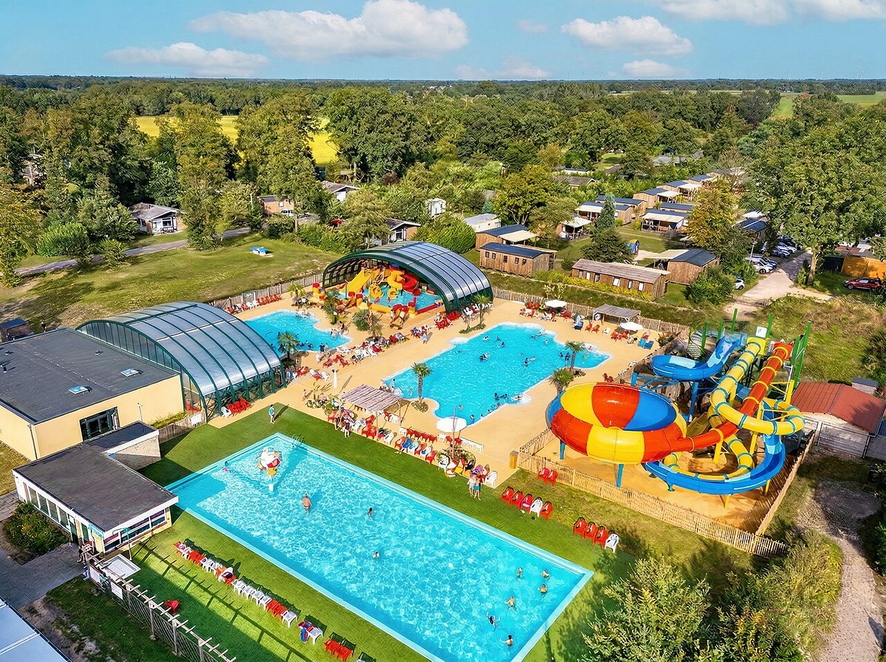 Water park with slides, outdoor and indoor pools at CAPFUN Eibernest campsite in Eibergen.