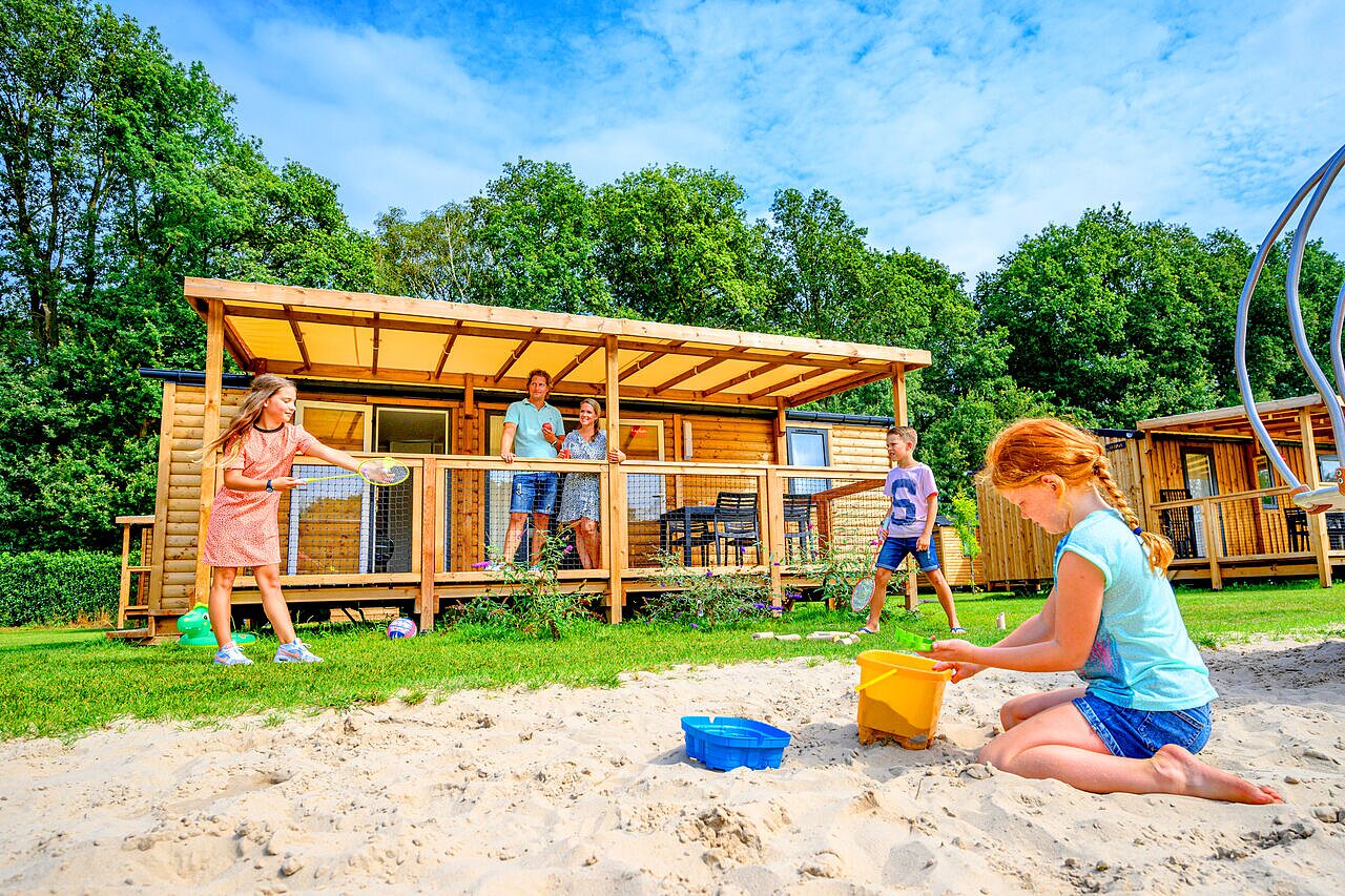 Children play badminton and sand at CAPFUN Eibernest campsite in Eibergen.