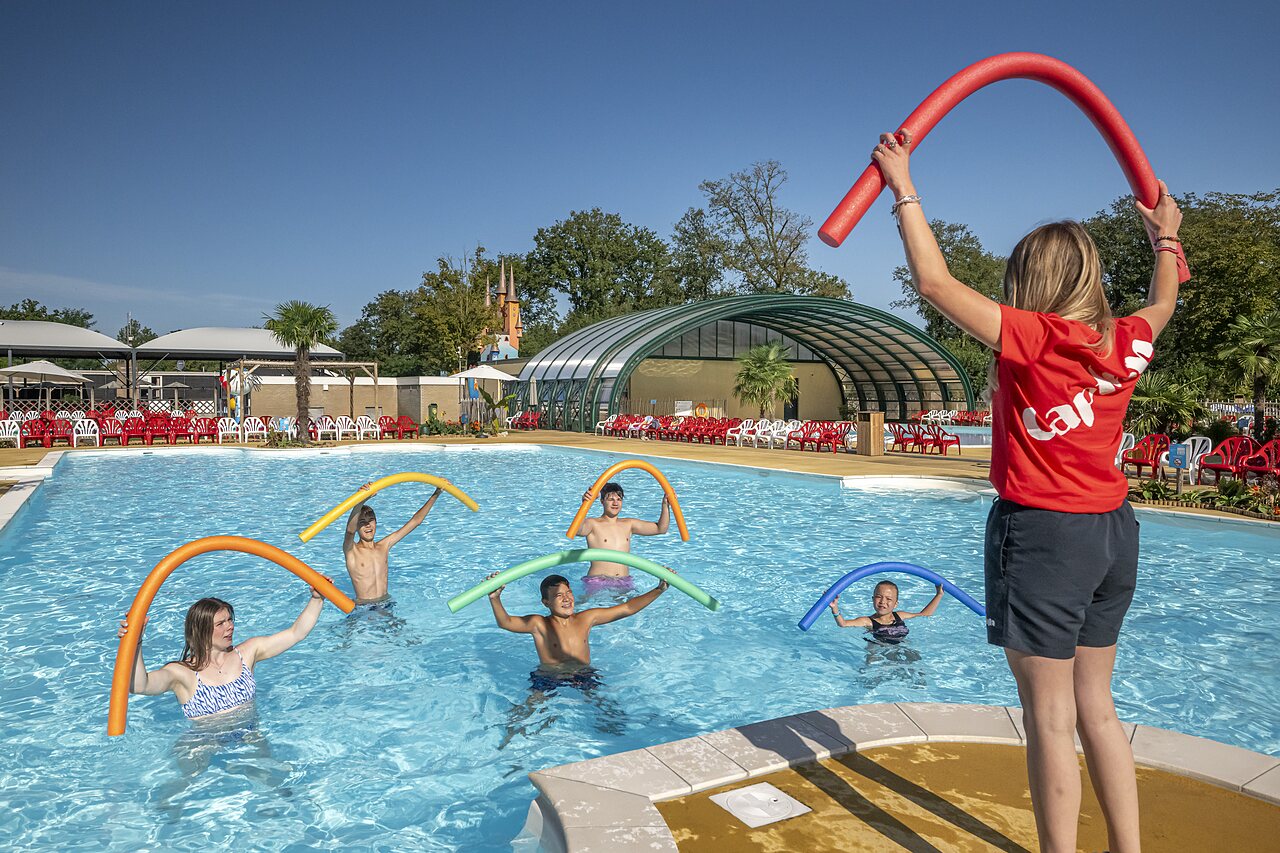 Water animation with children and animator in pool at CAPFUN Eibernest campsite in Eibergen.
