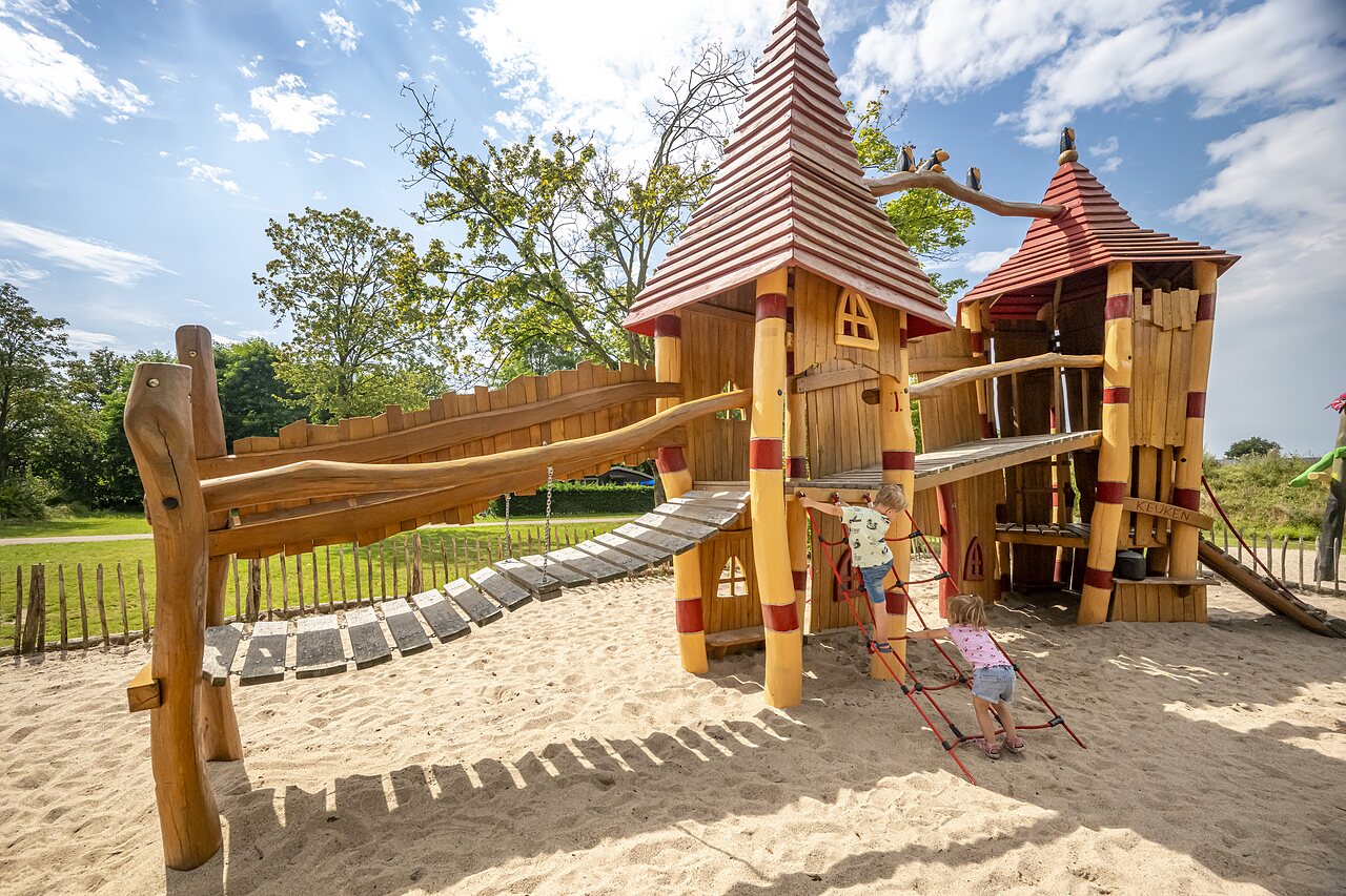 Wooden playground, bridges and climbing nets at CAPFUN Eibernest campsite in Eibergen.