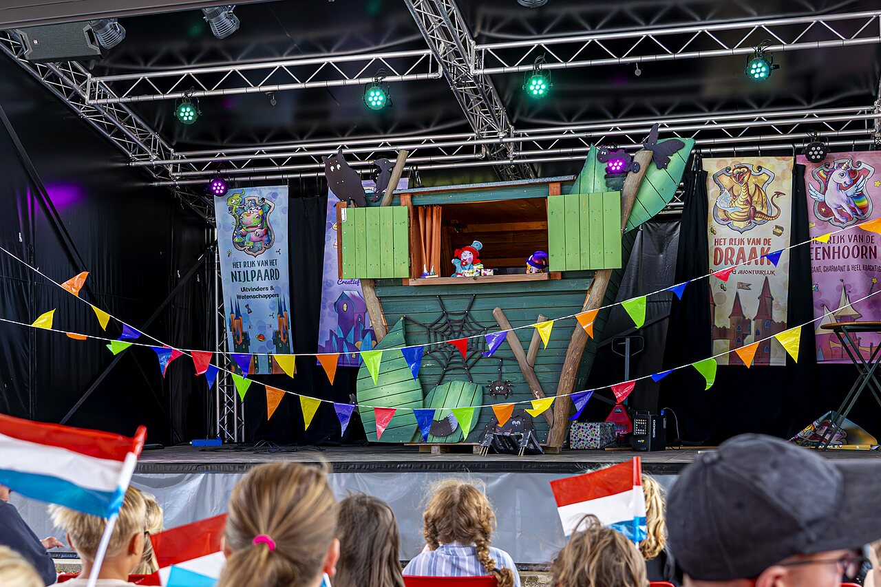 Children's puppet show on stage at CAPFUN Eibernest campsite in Eibergen.
