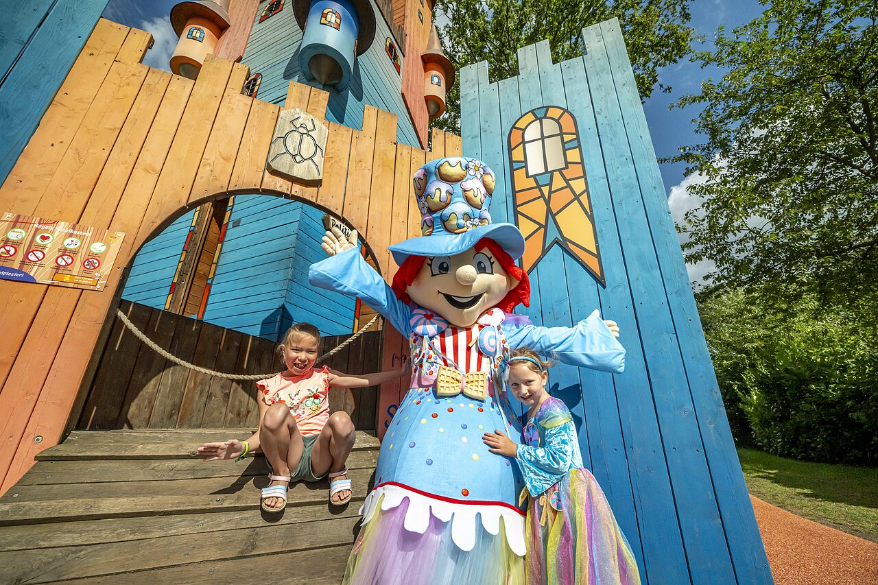 Children with Patili mascot at play castle, CAPFUN Eibernest campsite in Eibergen.