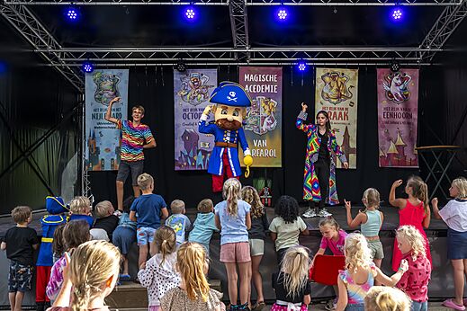 Children's entertainment show with pirate mascot at CAPFUN Eibernest campsite in Eibergen.