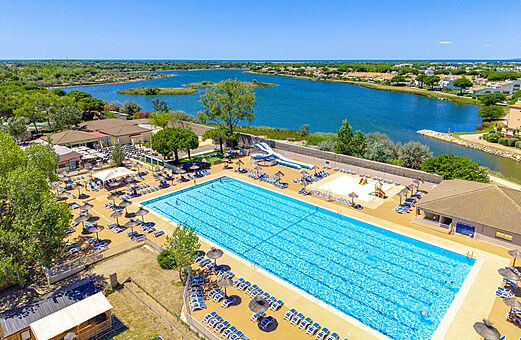 Outdoor pool, waterslides at VAGUES OCEANES Elysée campsite, Le Grau du Roi (30).