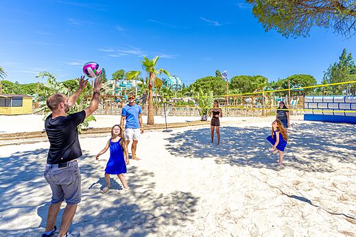 Beach volleyball game with family at VAGUES OCEANES Elysée campsite.