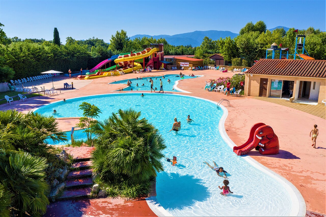 Large aquatic area with pools, water slides and children at CAPFUN El Moli campsite in Elne (66).