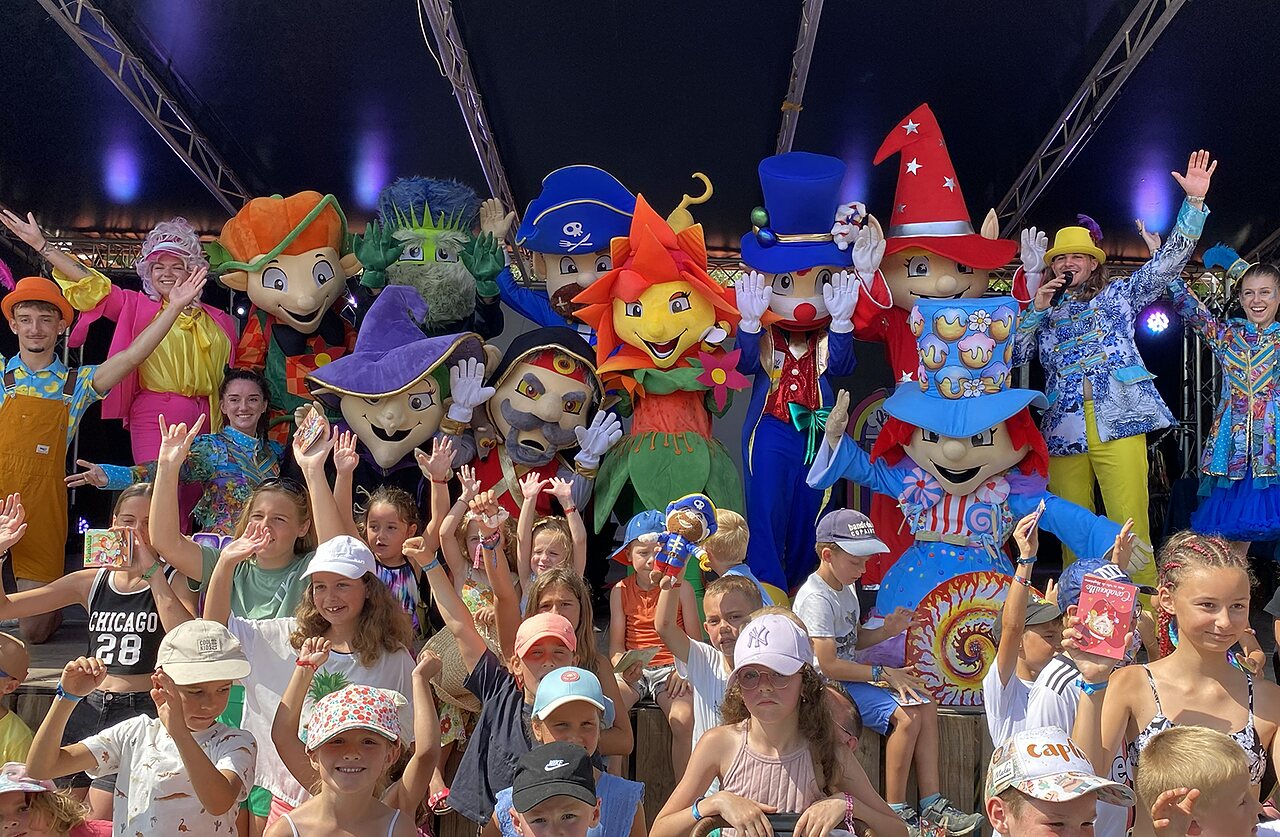 Animation with mascots and children at CAPFUN El Moli in Elne (66).