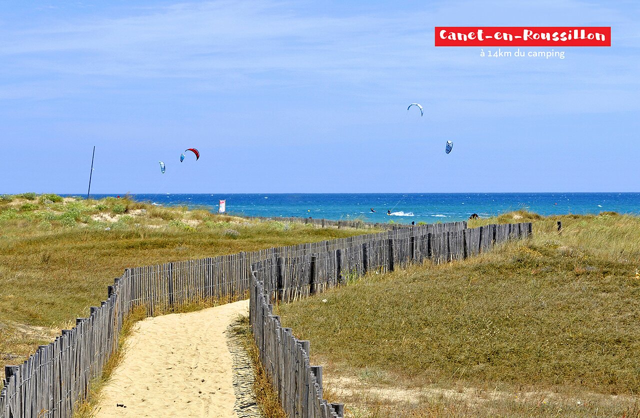 Canet-en-Roussillon beach with kitesurfers, a place to visit near Elne.