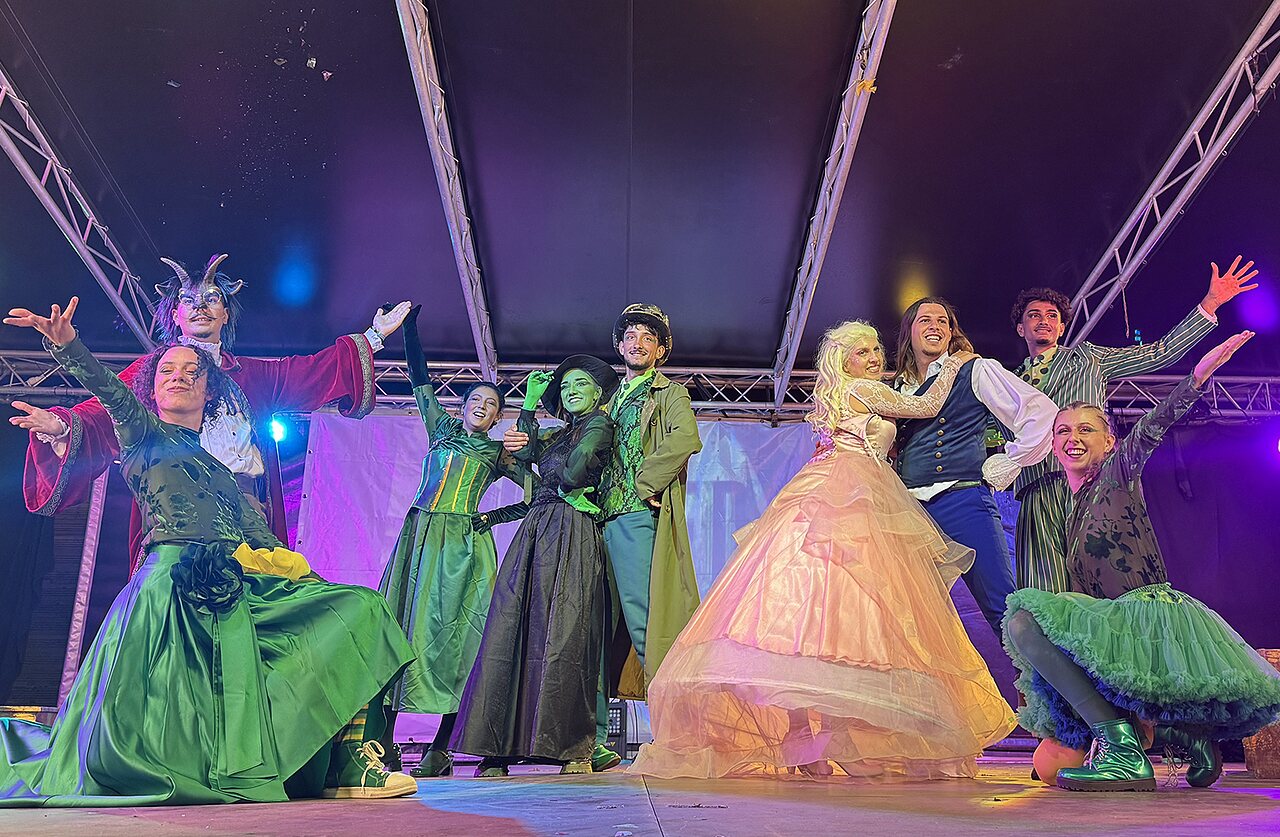 Costumed artists on stage, animation at CAPFUN El Moli in Elne.