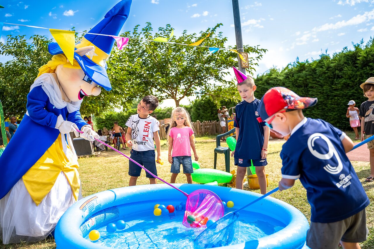 Water game with mascot and children at CAPFUN El Moli campsite.