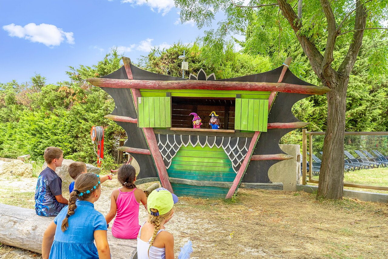 Puppet show for children at CAPFUN El Moli campsite in Elne (66).