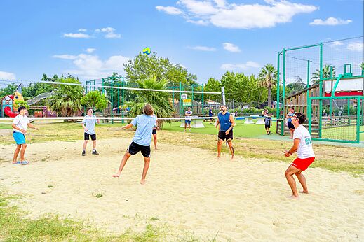 Beach volleyball with players at CAPFUN El Moli campsite in Elne (66).