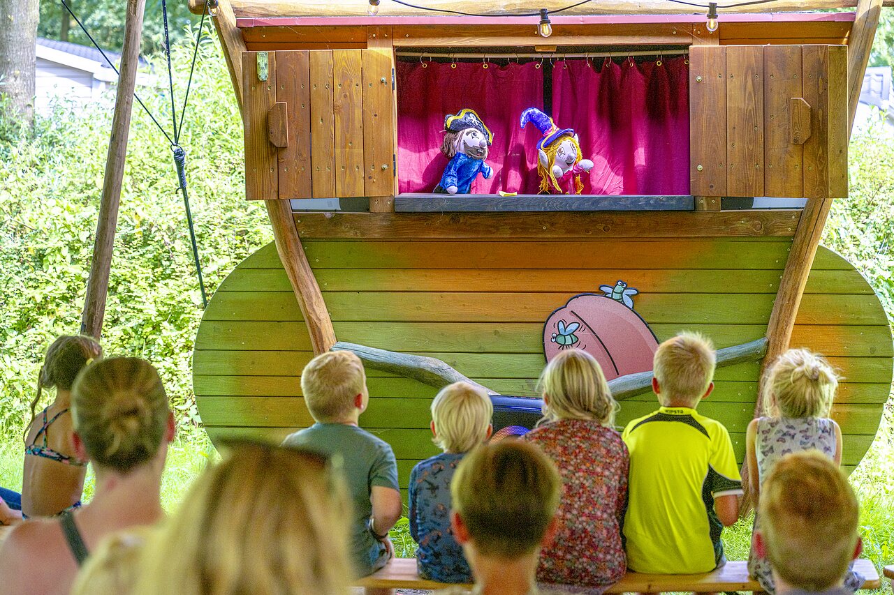 Puppet show for children at CAPFUN Erkemederstrand campsite in Zeewolde.