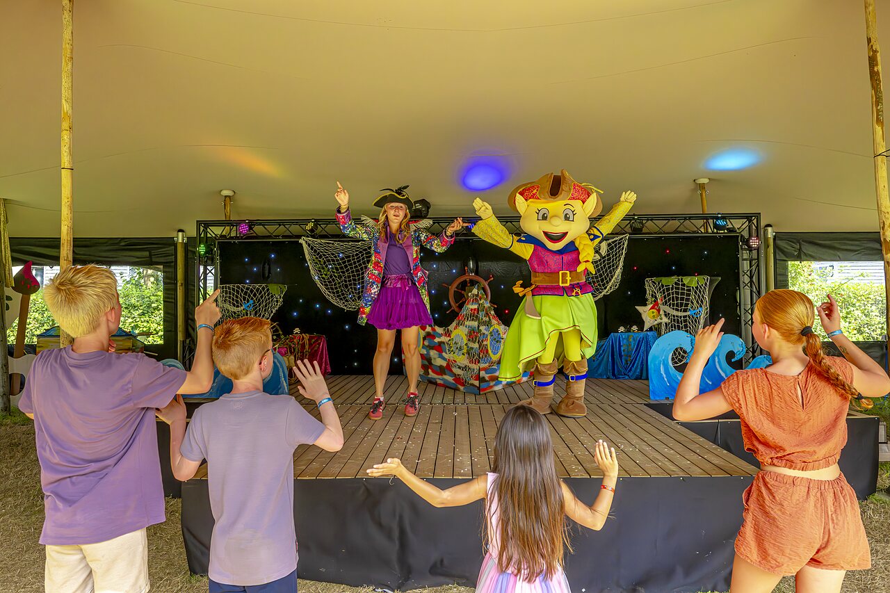 Animation show with mascot and children at CAPFUN Erkemederstrand campsite in Zeewolde.