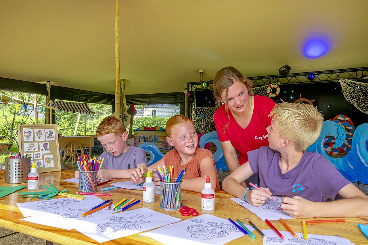 Children's creative workshop with animator at CAPFUN Erkemederstrand campsite in Zeewolde.