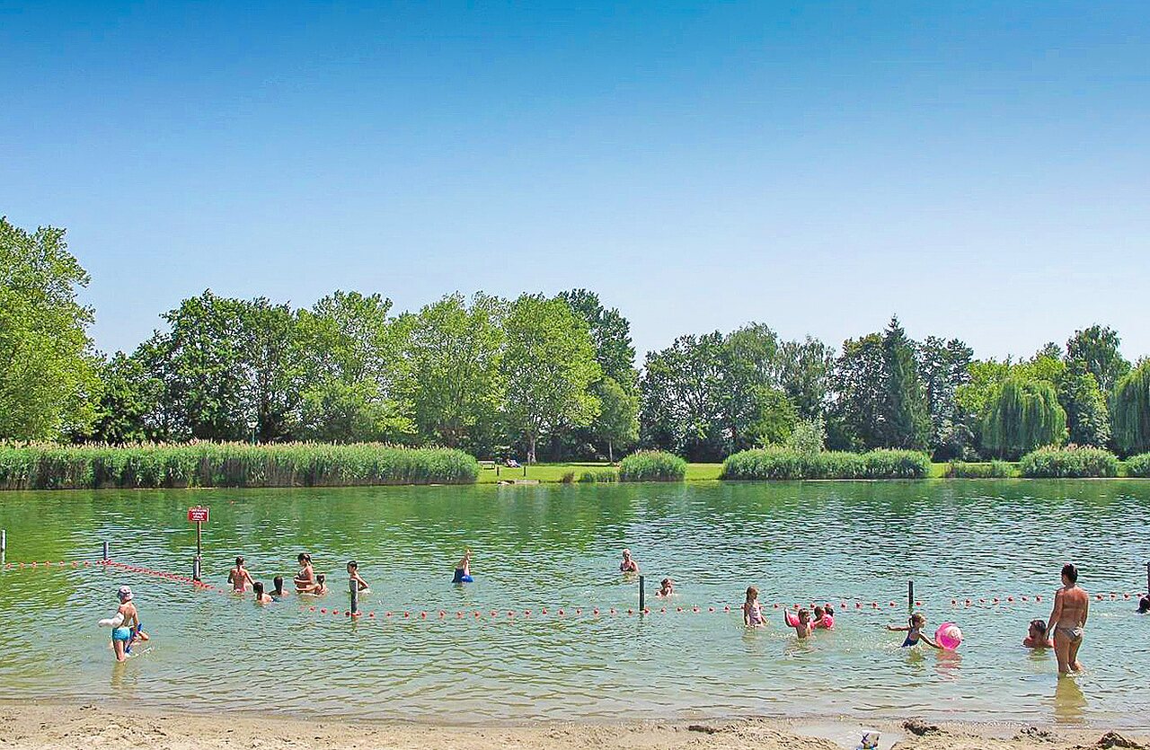 Swimming in the lake at VAGUES OCEANES Lac d'Erstein campsite in Erstein (67).