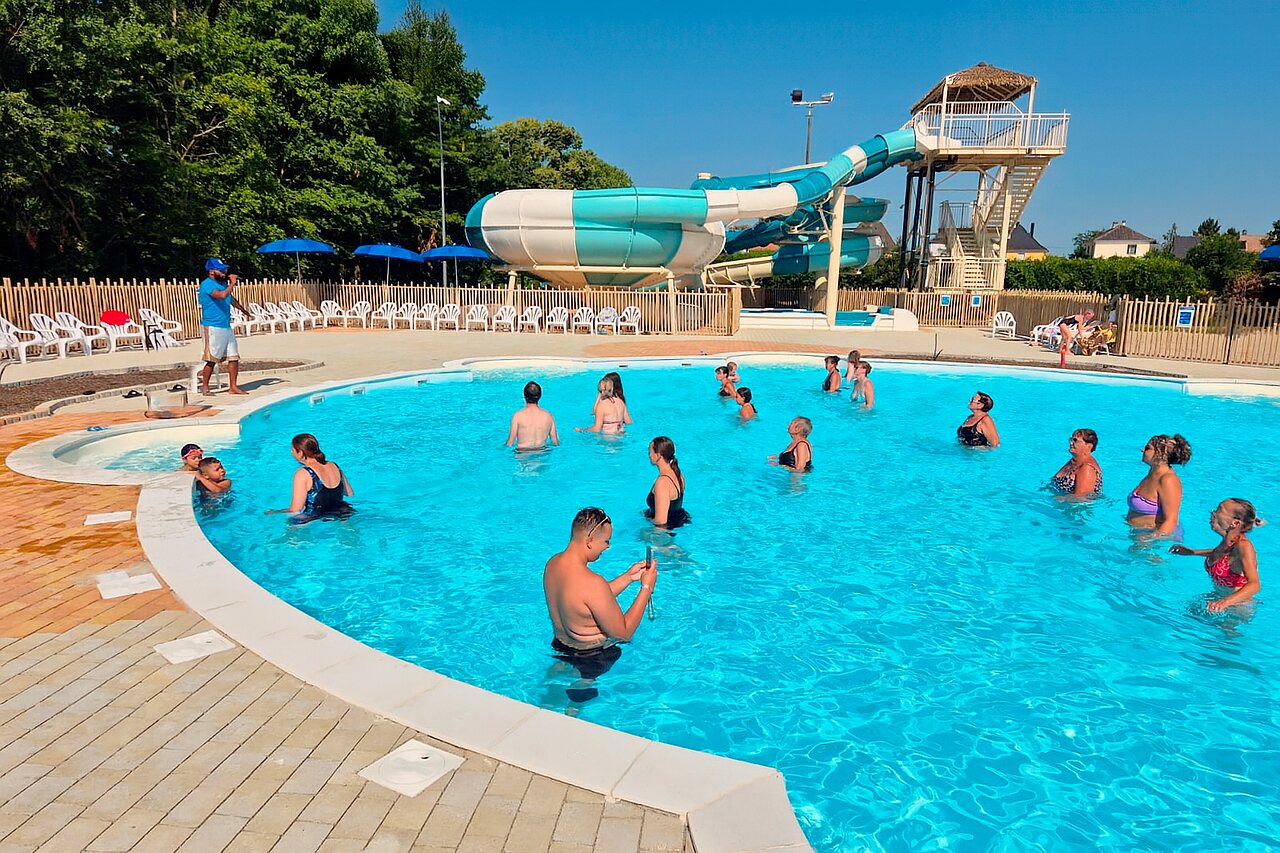 Outdoor pool, water slide, animation at VAGUES OCEANES Lac d'Erstein campsite (67).