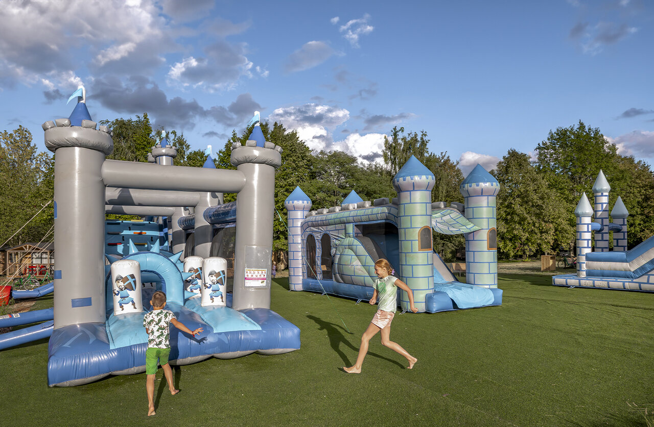 Inflatable games at camping CLICOCHIC Etang de la Mutche in HARPRICH (57).