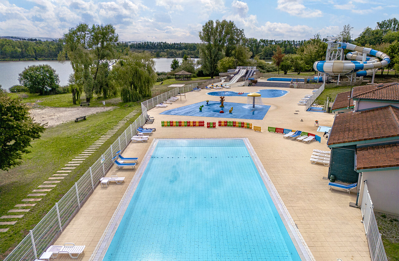 Outdoor swimming pool, water slides and splash pad at CLICOCHIC Etang de la Mutche campsite in HARPRICH (57).