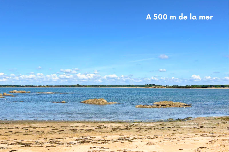 Sandy beach and calm sea, 500m from CLICOCHIC Etoile de Mer campsite (44).