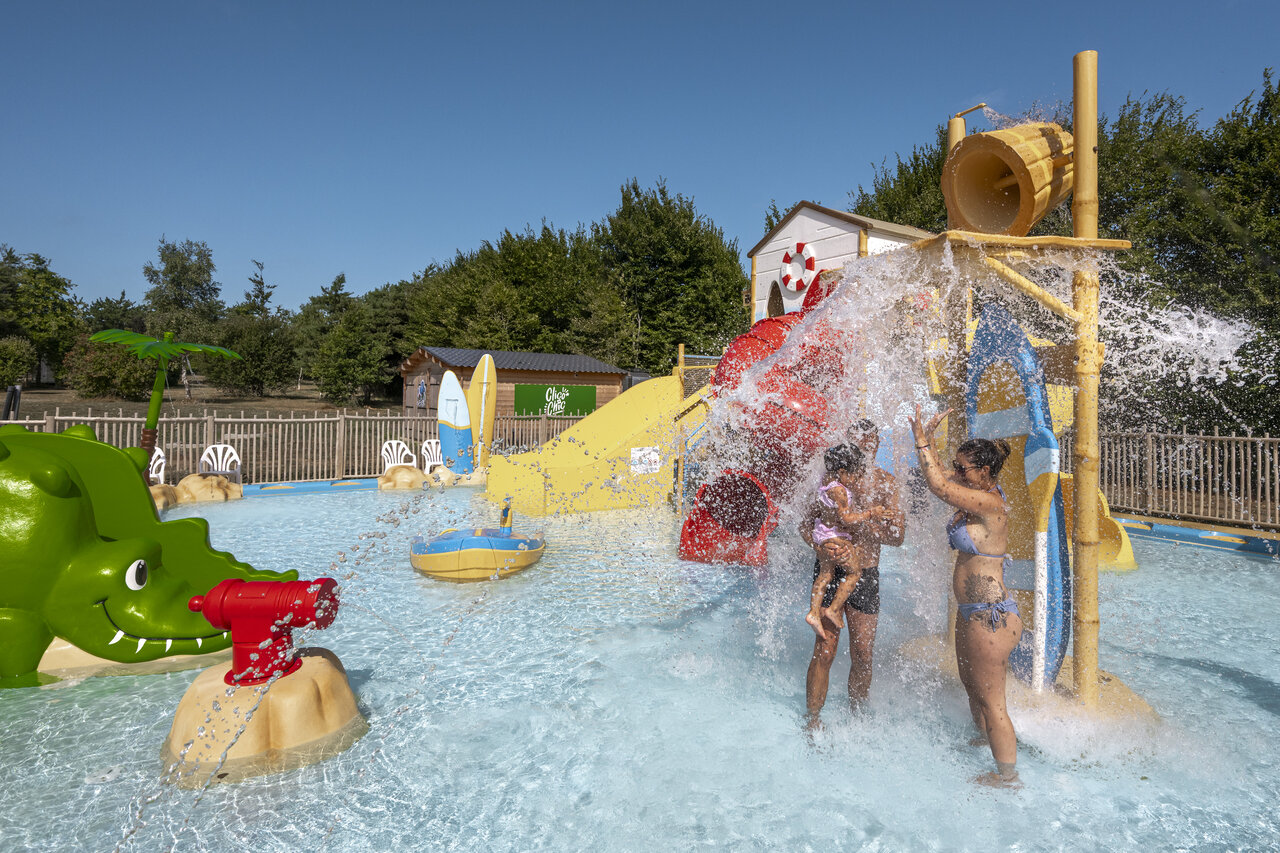 Fun pool, giant bucket, slide at CLICOCHIC Etoile de Mer Asserac (44).