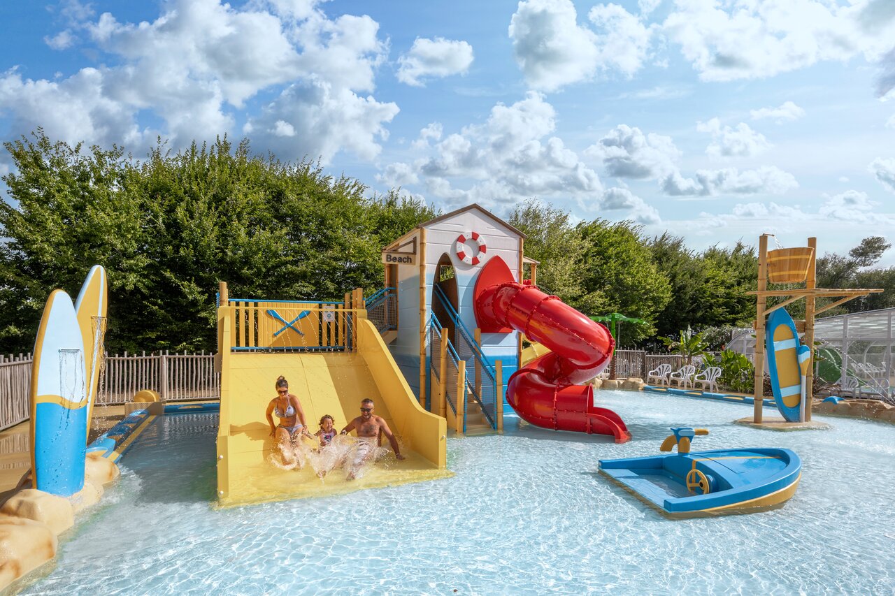 Water park with slides and family having fun at CLICOCHIC Etoile de Mer campsite in Asserac.