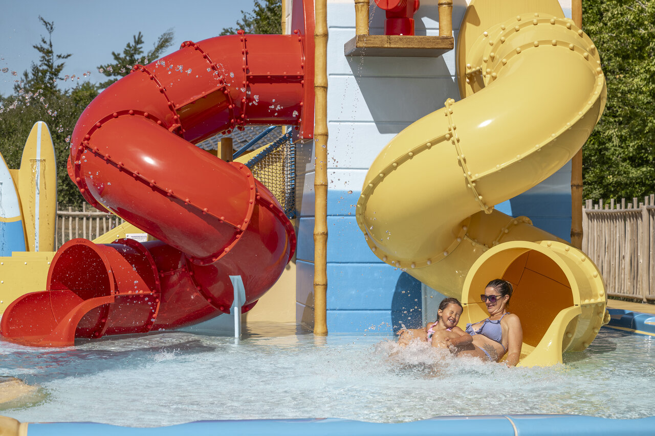 Swimming pool with water slides at CLICOCHIC Etoile de Mer campsite in Asserac (44).