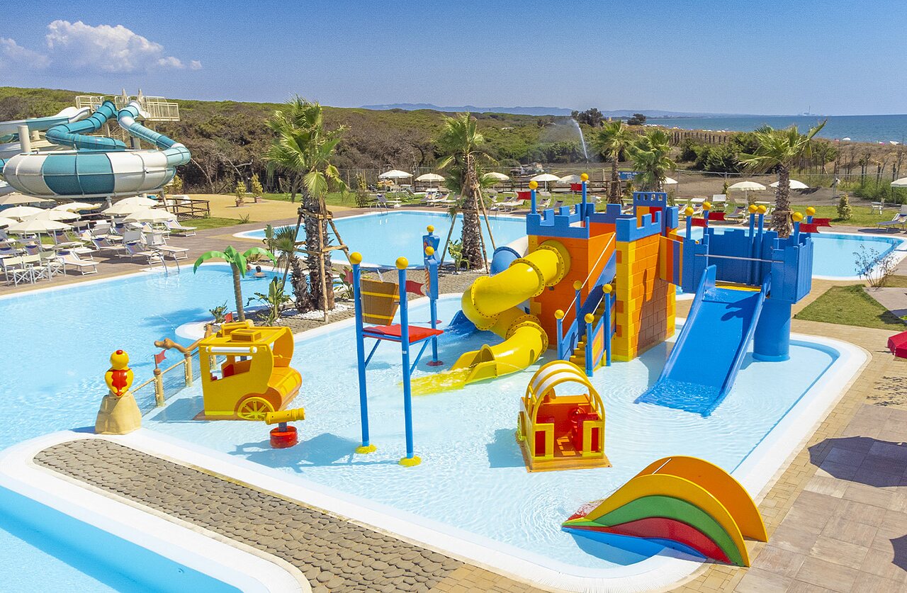 Water slides, aquatic games and pools at CAPFUN Europing, Tarquinia (01).