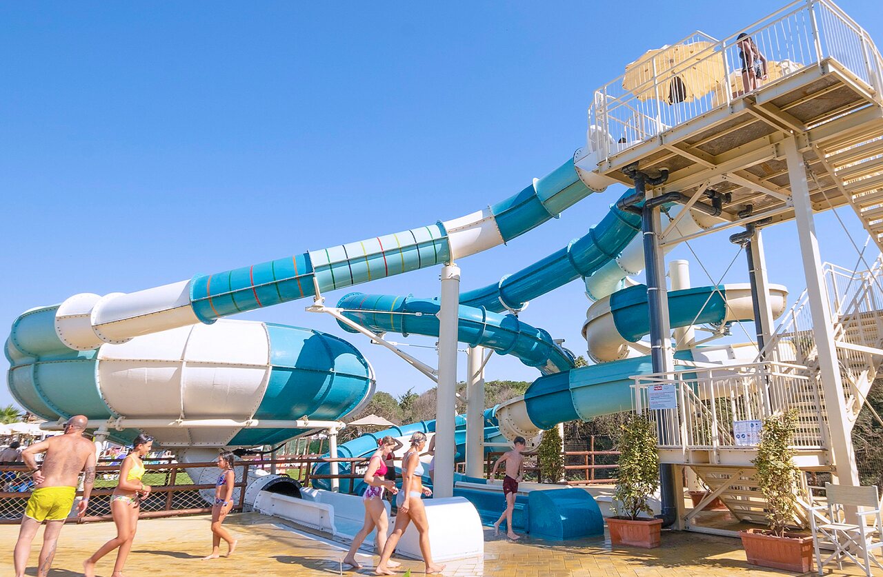 Large blue and white water slides with swimmers at CAPFUN Europing Tarquinia (01).