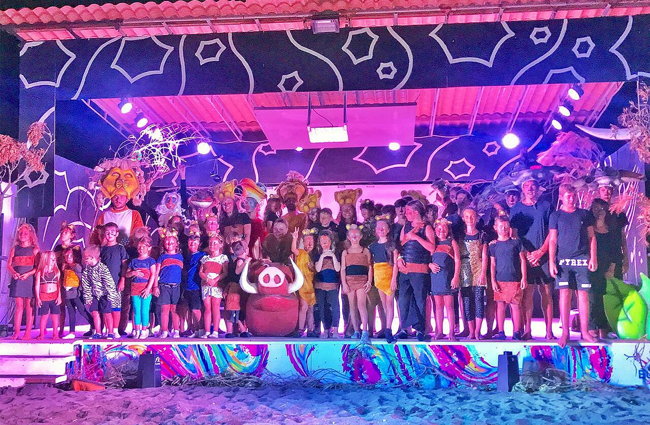 Children's entertainment show on illuminated stage at CAPFUN Europing campsite in Tarquinia (01).