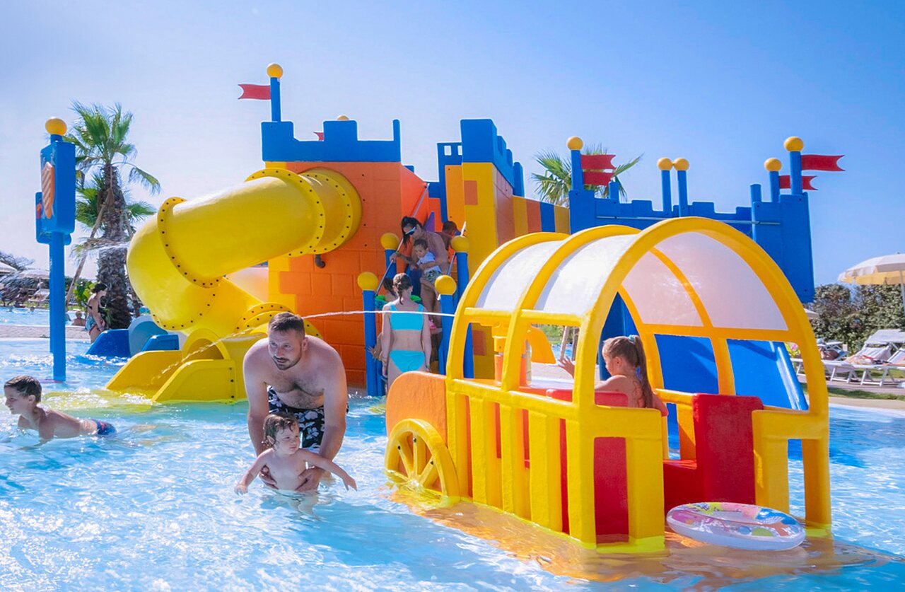 Water play area, slide and children's castle at CAPFUN Europing campsite in Tarquinia (01).