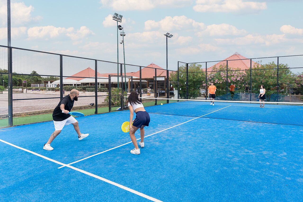 Padel players on blue court at CAPFUN Europing campsite in Tarquinia (01).