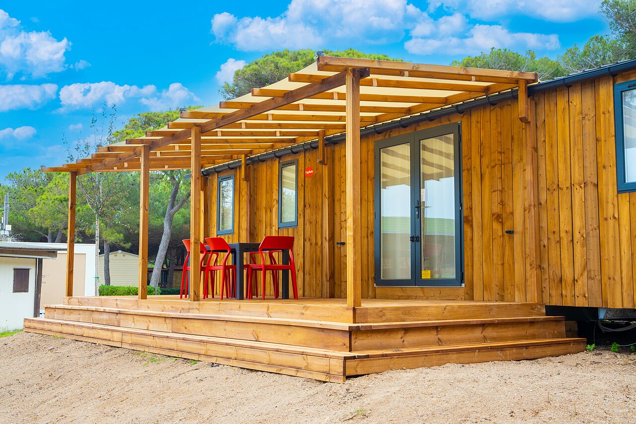 Wooden Mobil-home with large shaded terrace and outdoor furniture at CAPFUN Europing campsite in Tarquinia (01).