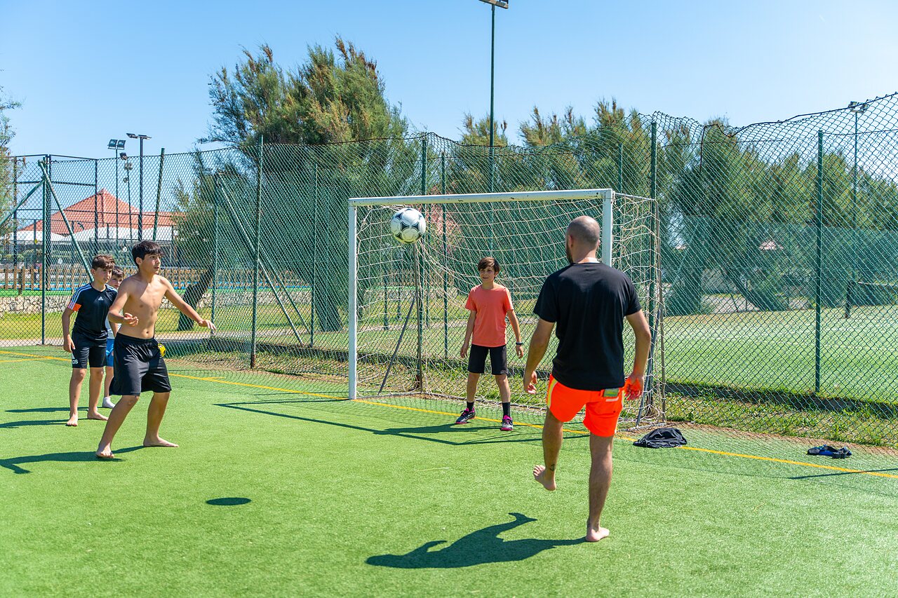 Multisport pitch with holidaymakers playing football at CAPFUN Europing campsite in Tarquinia (01).