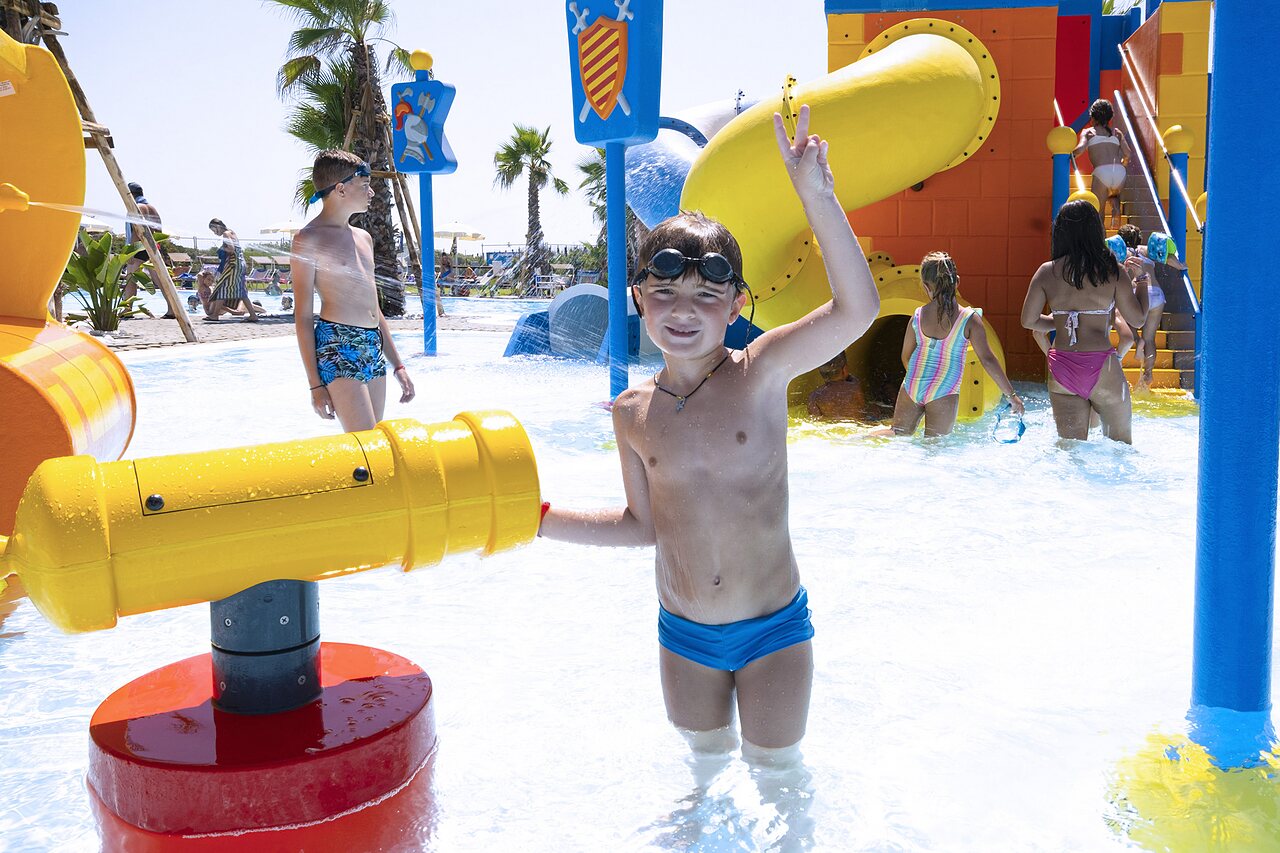 Kids playing in pool with slide at CAPFUN Europing campsite in Tarquinia (01).