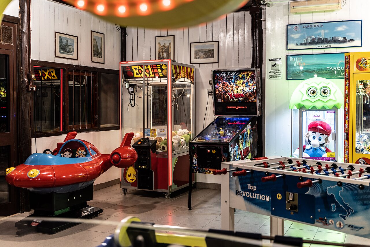 Indoor game room with pinball, foosball at camping CAPFUN Europing in Tarquinia.