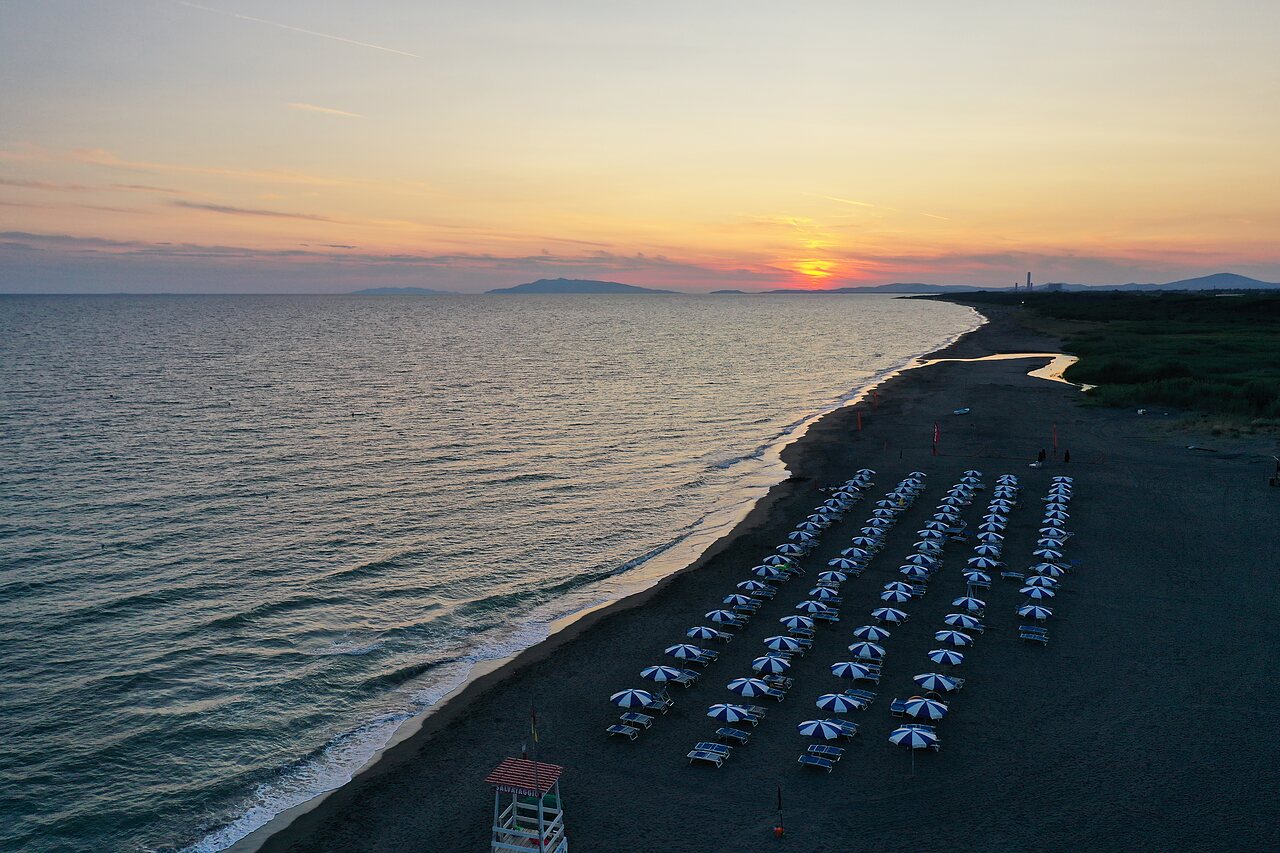 Beach with umbrellas and sunbeds at sunset, CAPFUN Europing campsite Tarquinia (01).