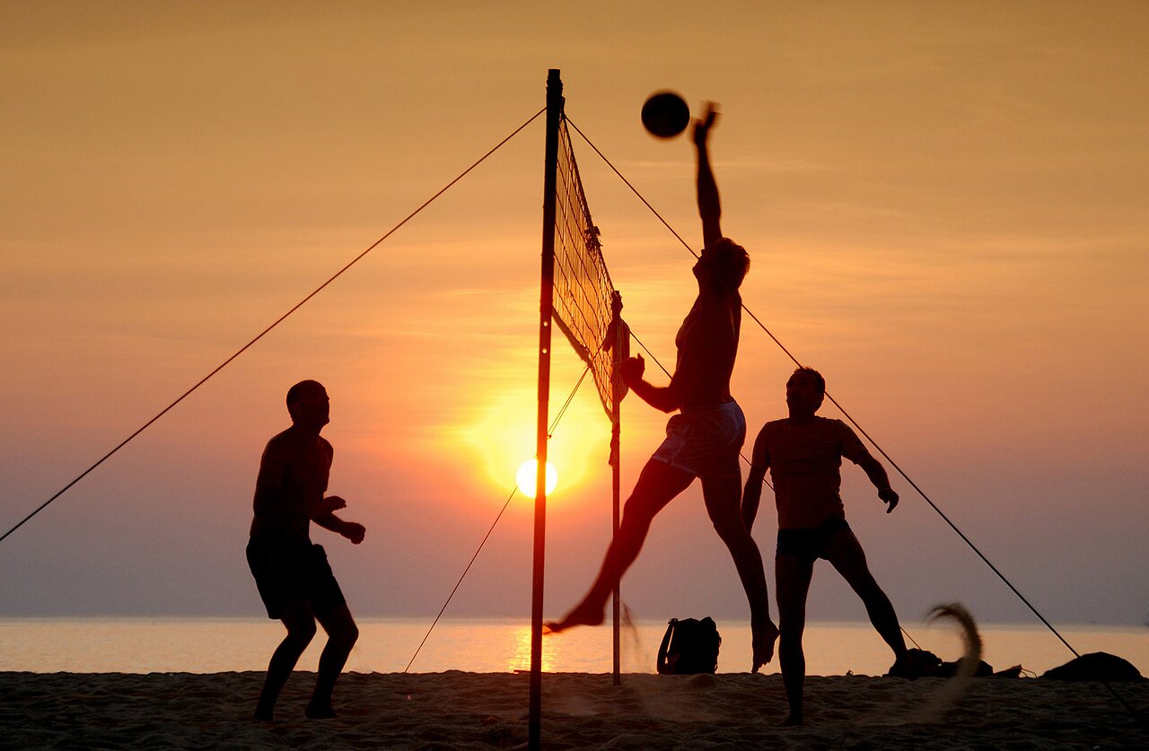 Beach volleyball players at sunset on the beach at CAPFUN Europing campsite in Tarquinia (01).