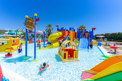 Colorful water play area with slides for children at CAPFUN Europing campsite in Tarquinia (01).