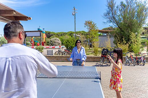 Family playing table tennis at CAPFUN Europing campsite in Tarquinia (01).