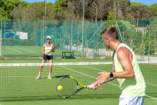 Tennis court with two people playing at CAPFUN Europing campsite in Tarquinia (01).