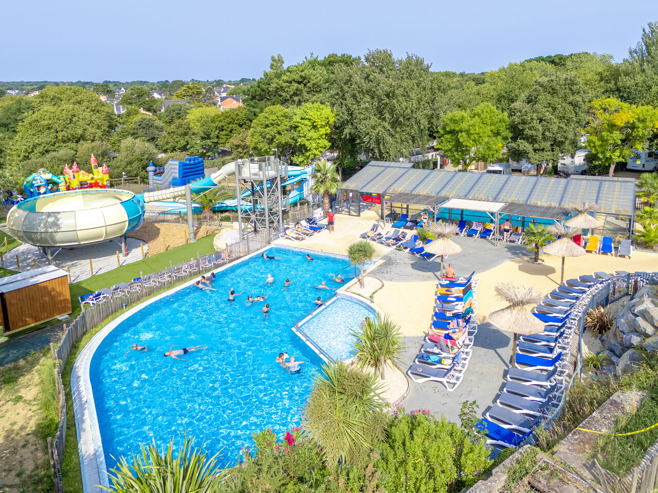 Outdoor swimming pool with water slides and games at CAPFUN L'Eve campsite in Saint-Marc-sur-Mer (44).