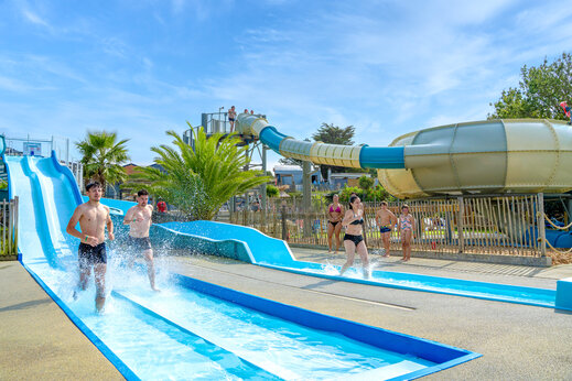 Water slides and swimming pool at CAPFUN L'Eve in Saint-Marc-sur-Mer (44).