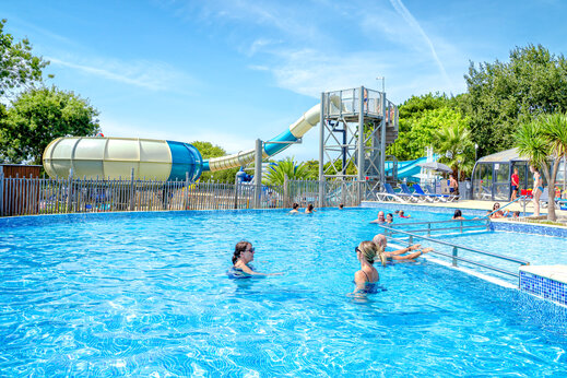 Outdoor swimming pool and water slides at CAPFUN L'Eve campsite in Saint-Marc-sur-Mer (44).