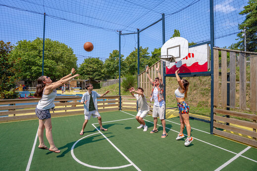 Basketball players on multi-sport court at CAPFUN L'Eve in Saint-Marc-sur-Mer (44).