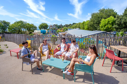 Friends relaxing at the bar of CAPFUN L'Eve campsite in Saint-Marc-sur-Mer (44).