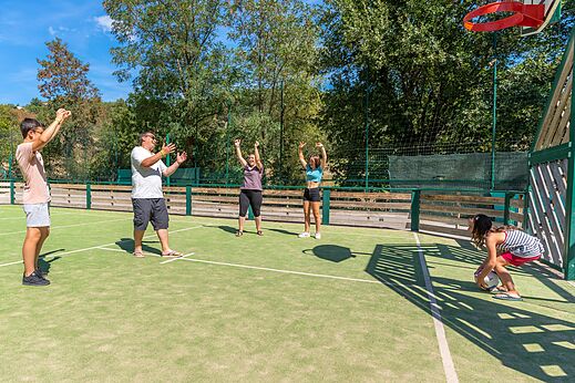 Sports activities on multi-sport court at CLICOCHIC Eyrieux campsite in Les OLLIERES-SUR-EYRIEUX.